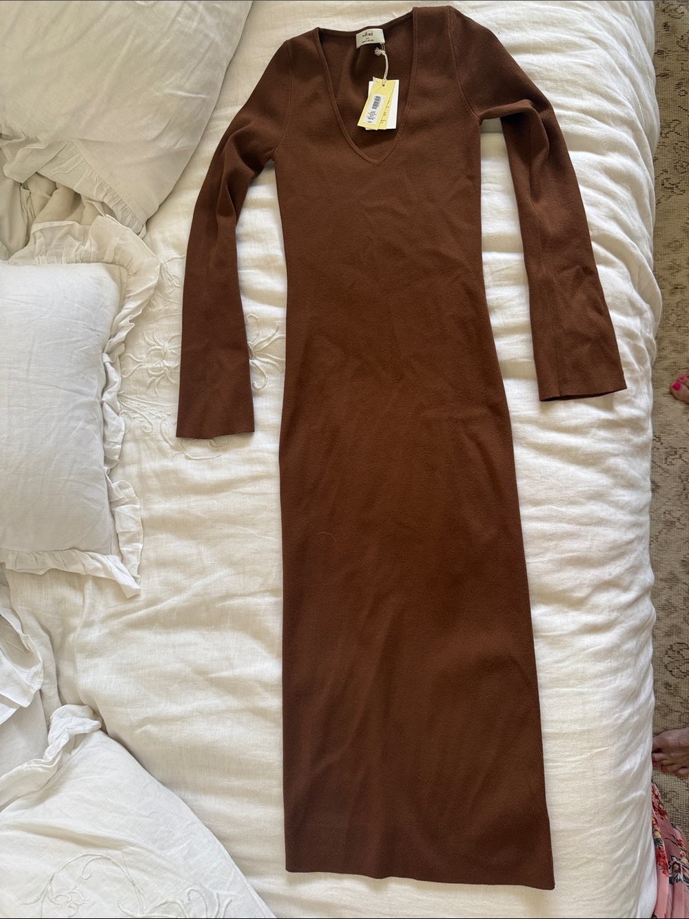 ARITZIA Wilfred Chocolate Brown Ribbed V-Neck Dress
NEVER WORN